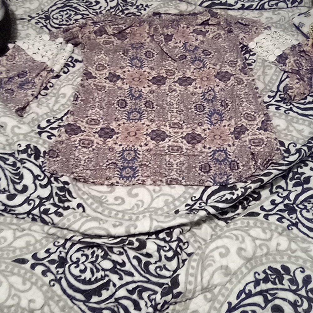 Woman's shirt size large-xlarge